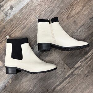 Anne Klein White Leather Chelsea Side Zip Bootie Size 11
1.5